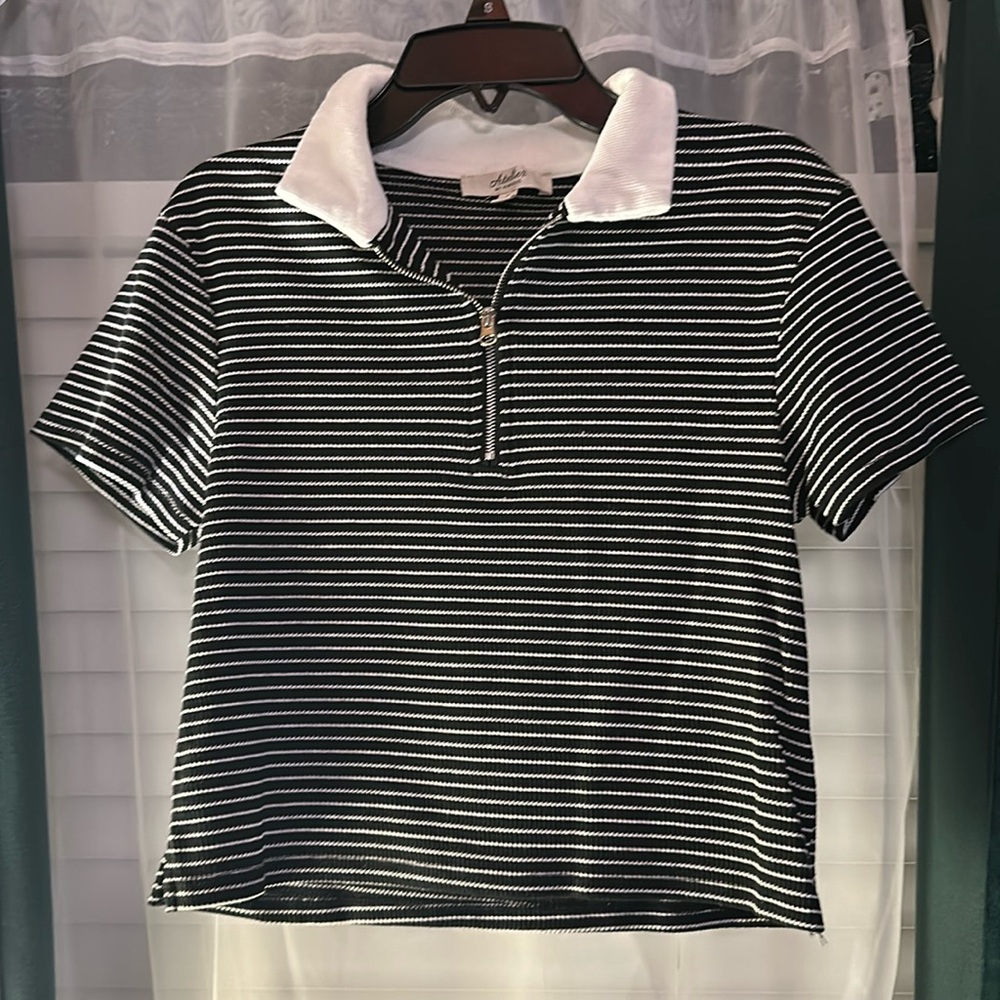 Small cropped shirt, black and white stripes & white collar